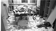 Centrála Stasi poté, co do ní vnikl protestující dav, Berlín 15.1.1990 Centrála Stasi poté, co do ní vnikl protestující dav, Berlín 15.1.1990