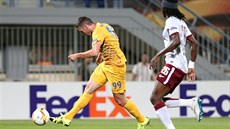 Útočník Asterasu Tripolis Apostolos Giannou zakončuje během prvního zápasu... Útočník Asterasu Tripolis Apostolos Giannou zakončuje během prvního zápasu...