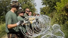 Maartí vojáci umisují iletkový drát u hranic s Chorvatskem (18. záí 2015)