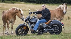 Indian Scout svádí svou postavou k hodn svérázným fotkám. Motiv jako na puzzle...