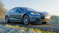 Desítkám tisíc majitel vozu Tesla Model S bylo emailem doporueno, aby se svými vozy navtívili servis. 