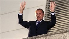 Turecký premiér Recep Tayyip Erdogan zdraví v Ankae své píznivce po triumfu...