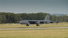 Americký bombardér B-52H Stratofortress pistává na ostravském letiti