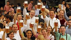 V Mnichově začal Oktoberfest, pivo nejde koupit pod deset eur (19. září 2015) V Mnichově začal Oktoberfest, pivo nejde koupit pod deset eur (19. září 2015)