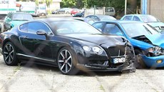 Luxusní Bentley fotbalisty Davida Limberského po noní nehod v praské...