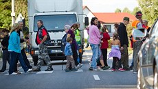 Blokáda silnice v Malém Poíí (18. záí 2015).