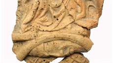 Úlomek kachle z 15. století, který archeologové nali na Kostelním námstí v...