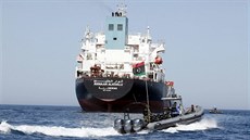 Námoníci na libyjském ropném tankeru zachránili uprchlíky, jejich lo se...