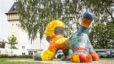 Pestrobarevná socha zvířete, která stála na Piaristickém náměstí, zdobí... Pestrobarevná socha zvířete, která stála na Piaristickém náměstí, zdobí...