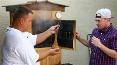 Sýr je vyuzený. Už je jen potřeba ho nechat zchladnout, přitom krásně „dojde“. Sýr je vyuzený. Už je jen potřeba ho nechat zchladnout, přitom krásně „dojde“.