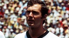 Franz Beckenbauer (vpravo) pebírá ocenní z rukou Seppa Blattera, Momentka z roku 2013.