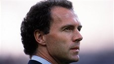 Franz Beckenbauer (vpravo) pebírá ocenní z rukou Seppa Blattera, Momentka z roku 2013.