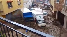 Bleskové záplavy v Adře ležící ve španělském regionu Almeria odnášely auta... Bleskové záplavy v Adře ležící ve španělském regionu Almeria odnášely auta...