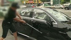 Jihokorejský milionář rozmlátil golfovou holí svůj luxusní mercedes, protože... Jihokorejský milionář rozmlátil golfovou holí svůj luxusní mercedes, protože...