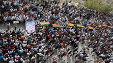 Kurdové v Cizre pohbili obti stet mezi stoupenci PKK a tureckou armádou...