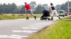 Pohyb cyklistů a bruslařů na rušné silnici by měl být bezpečnější. Pohyb cyklistů a bruslařů na rušné silnici by měl být bezpečnější.