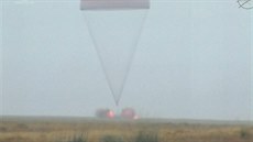 Ruský Sojuz s třemi kosmonauty z ISS bezpečně přistál Ruský Sojuz s třemi kosmonauty z ISS bezpečně přistál