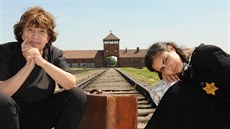 Zuzanu Mináčovou (vlevo) v hraných dotáčkách filmu Mateje Mináče Očima... Zuzanu Mináčovou (vlevo) v hraných dotáčkách filmu Mateje Mináče Očima...