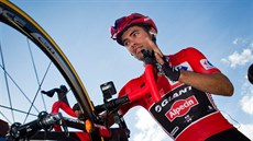 Tom Dumoulin v erveném dresu lídra Vuelty na startu osmnácté etapy.