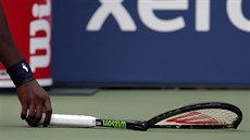 TROSKA. Rozbitá raketa Sereny Williamsové v semifinále US Open.