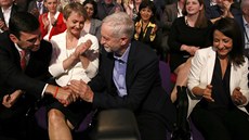 Jeremy Corbyn oslavuje vítzství s ostatními kandidáty Andy Burnhamem, Yvette...