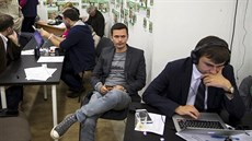 Na volby se ve své kanceláři v Kostromě připravoval i opoziční kandidát Ilja... Na volby se ve své kanceláři v Kostromě připravoval i opoziční kandidát Ilja...