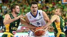 eský basketbalista Tomá Satoranský se seznamuje s tvrdou litevskou obranou.