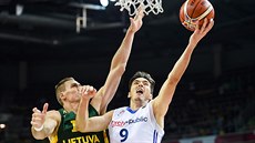 eský basketbalista Jií Welsch (vpravo) zakonuje na litevský ko.