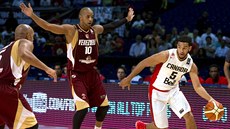 Kanadský basketbalista Cory Joseph (vpravo) obchází Josého Vargase z Venezuely.