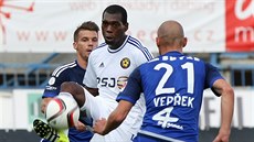 Jihlavský fotbalista Augusto Batioja se pokouí obejít Michala Vepeka z...