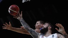 Miroslav Raduljica ze Srbska stahuje mí ped Erikem Murphym z Finska.