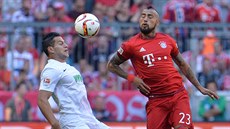 Arturo Vidal z Bayernu Mnichov (vpravo) a Raul Bobadilla z Ausburgu v...