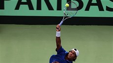 Somdev Devvarman podává v duelu proti Jiímu Veselému.