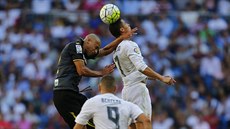 Cristiano Ronaldo z Realu Madrid (vpravo) a Matheus Doria z Granady v...