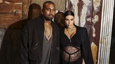 Kanye West a thotná Kim Kardashianová na pehlídce Givenchy (New York, 11....