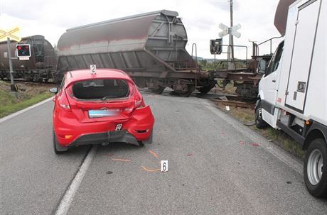 Ford Fiesta dostal od dodávky náraz zezadu.