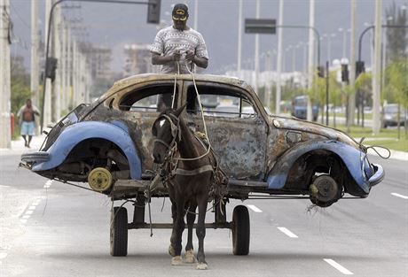 Jedno z nejznámjích aut svta Volkswagen Brouk na poslední cest ulicemi Rio...