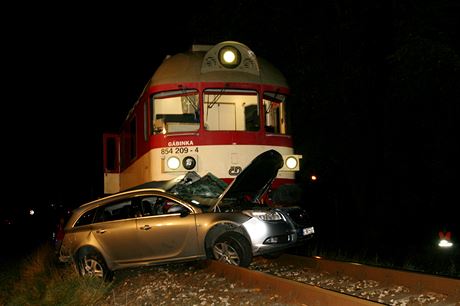 Na Uherskohradisku se na pejezdu srazil osobní vlak s autem.