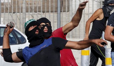 Palestinci vrhají kameny. Te jim za to hrozí nkolikaletý trest vzení.