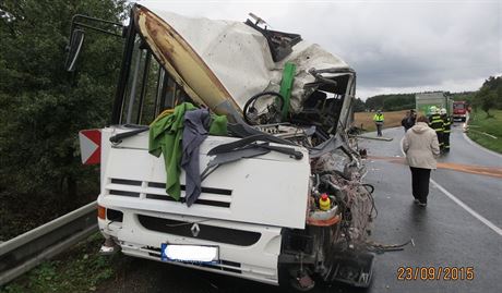 idi autobusu nepeil stet s nákladním automobilem na silnici I/26 u Bezí...