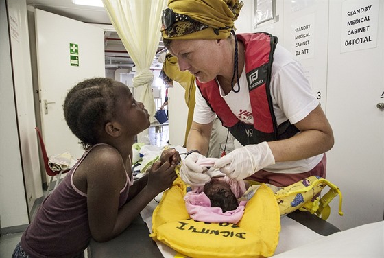 Barbora Sollerová pracuje jako porodní asistentka na lodi Léka bez hranic