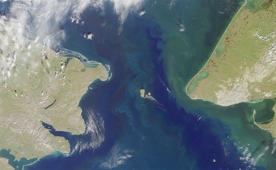 Beringv prliv na satelitním snímku. Diomédovy ostrovy leí uprosted.