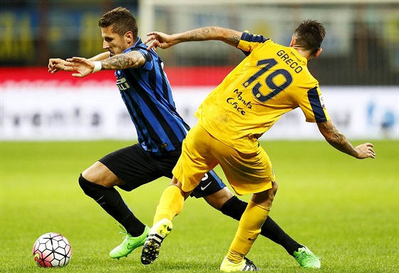 Stevan Joveti z Interu Milán obchází Leonarda Greca z Verony.