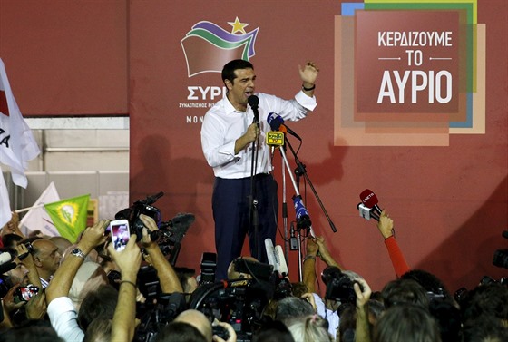 Alexis Tsipras oslavuje vítzství Syrizy.