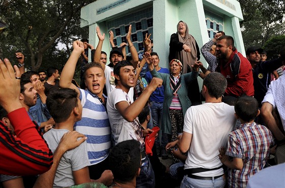 Migranti v tureckém mst Edirne protestují. Poadují, aby jim byla umonna...