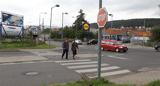 Nová komunikace povede z Nového mostu tsn vedle supermarketu Lidl po pilíích...