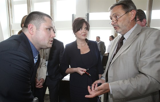 Pavel Dufek (vlevo) s primátorkou Vrou Nechybovou a prvním námstkem Jiím...