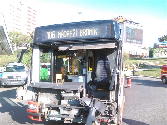 Sráka dvou autobus zkomplikovala provoz v zastávce autobusového terminálu...