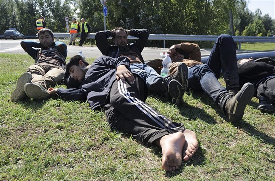 Uprchlíci odpoívají v maarském Roszke (22. záí 2015)