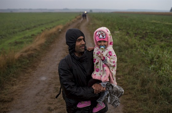 Uprchlíci v Chorvatsku smující za silného det k hranicím s Maarskem (24....